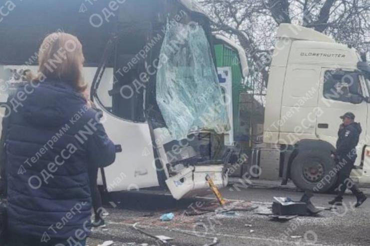 Моторошна ДТП на трасі на трасі Одеса-Рені за участю рейсового автобуса спричинила перекриття руху транспорту 